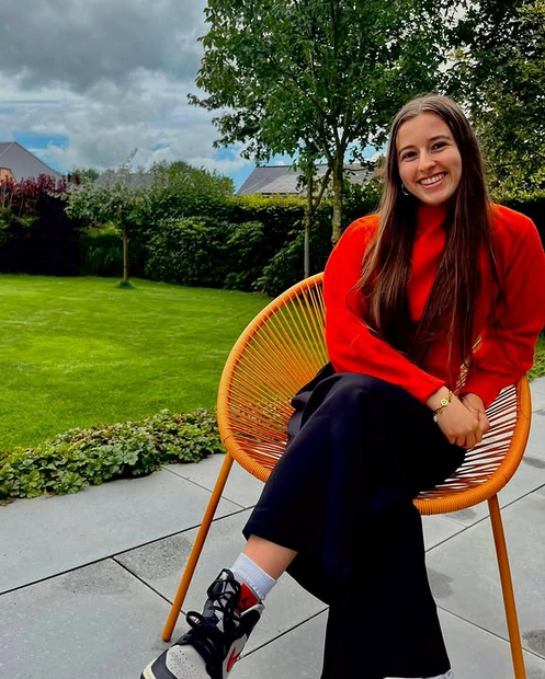 Anna Beirinckx in een stoel naast haar praktijk in eindhout